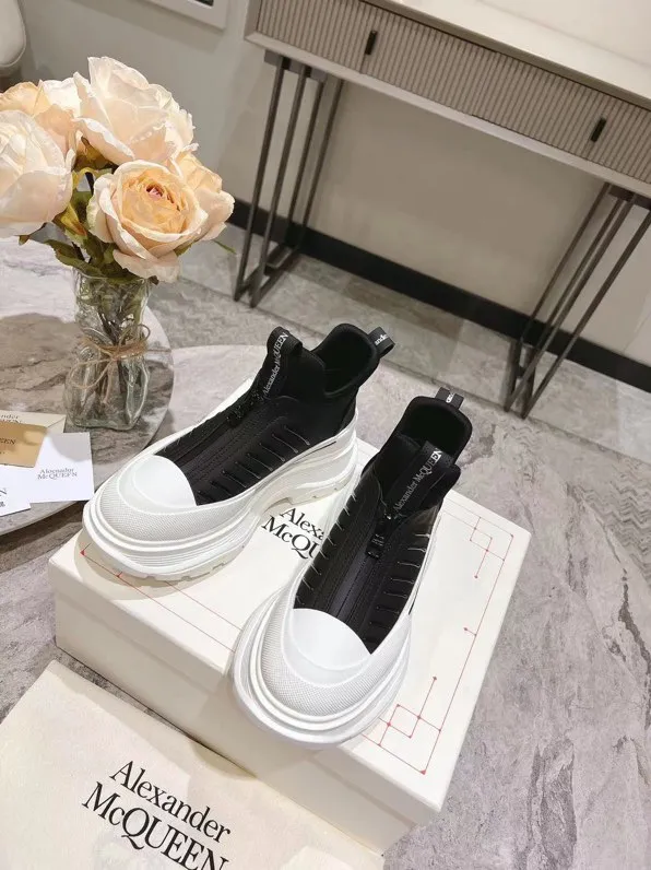 👟👟Ex-factory price 600👟👟 Men's size +10 2023 McQueen classic hot style, top version! ALEXANDERAIexanderMcQUEEN✅ has been certified. The latest 2023 counters will be launched at the same time, international T stage catwalk models. 💯Purchased from top ZP, the original version is 1:1 customized, perfectly reproduced, embellished with waterproof zippers on off-road inspired clothing, with imported anti-wear super soft sock cuffs, 3D glue bright strips, excellent comfort, outsole: original TPU double-layer combination outsole. Fabric: Imported silk cow leather Lining: Imported super soft Lycra/space cloth Foot pads: Imported silk sheepskin Size: 35-40 for women, 39-45 for men. Color: all black, black and white, all white, (add 10 for men’s model)